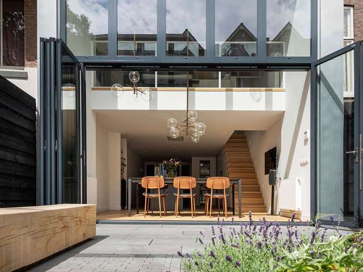geöffnete Glas-Faltwand an einem Reihenhaus in Rotterdam