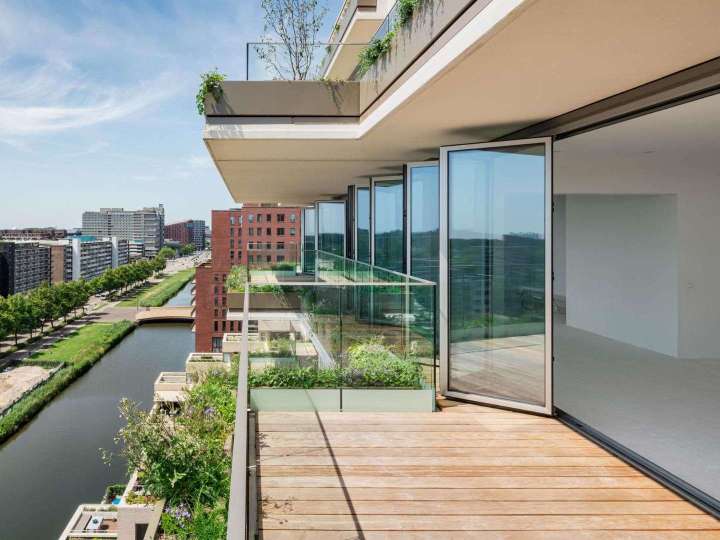 Glas-Faltwand Highlight auf einem Balkon mit Blick auf einen Fluss