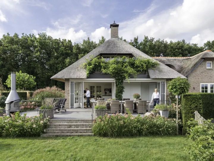 Mit wenigen Handgriffen lassen sich die beiden Glas-Faltwände von Solarlux öffnen und geben den Wohnraum großzügig in den Garten frei.  Bildnachweis: Solarlux GmbH