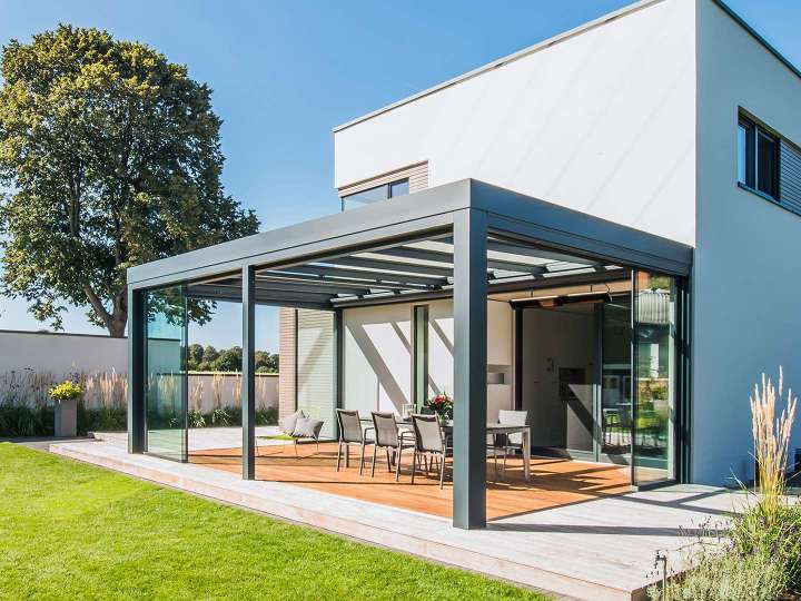 modernes Haus mit Solarlux SDL Acubis Terrassendach auf der Terrasse