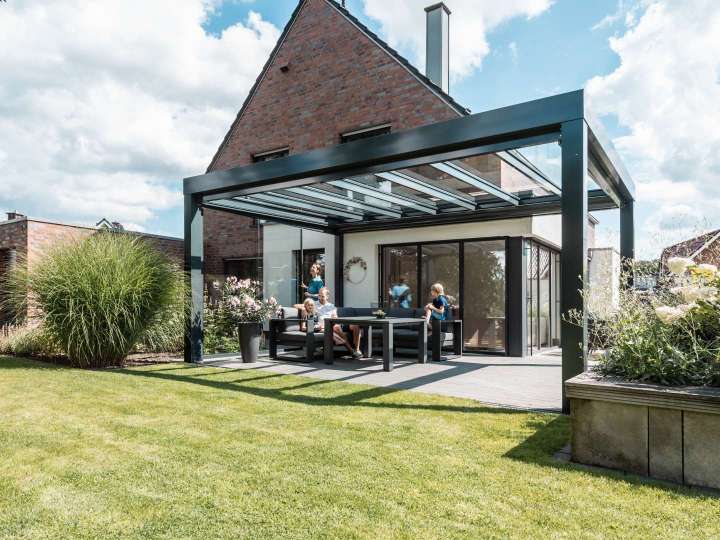 Familie unter einem SDL Acubis Terrassendach an einem Wohnhaus