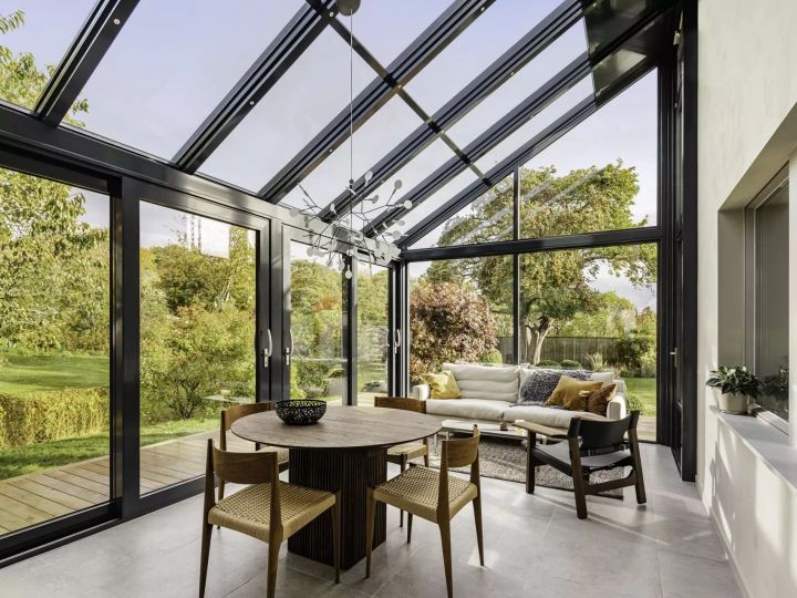 Der Wintergarten holt nicht nur dir Natur ins Haus, sondern sorgt auch für eine besser Energieeffizienz.   Bildnachweis: Mattias Hamrén für Solarlux GmbH