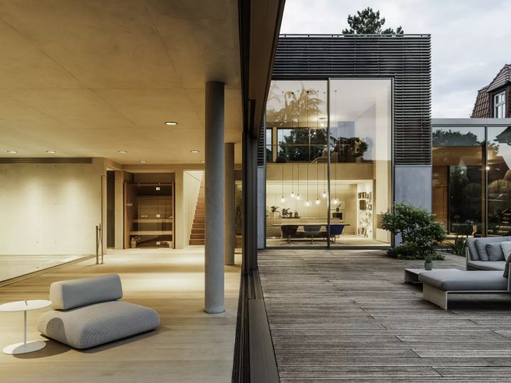 Mit dem großen Indoor-Pool hat sich die fünfköpfige Familie einen langgehegten Traum erfüllt. Da sich die Schiebefenster cero von Solarlux vollständig zur Seite schieben lassen, steht auch einem Outdoor-Badevergnügen an milden Sommerabenden nichts i