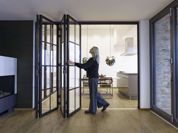 Ob mit Sprossen oder einer durchgängigen Glasfläche, die Trenn-wand Flexa gibt es in unterschiedlichen Optiken und damit passend für jeden Wohnbereich.  Bildnachweis: Solarlux GmbH