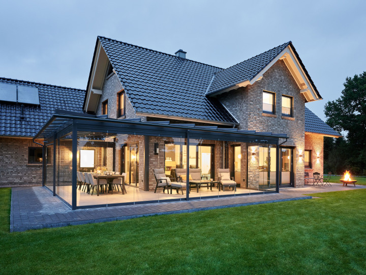 Ein Glashaus als erweiterter Außenraum. Transparenter Witterungsschutz mit offenem Charakter.  Bildnachweis:  Wolfgang Zlodej für Solarlux GmbH
