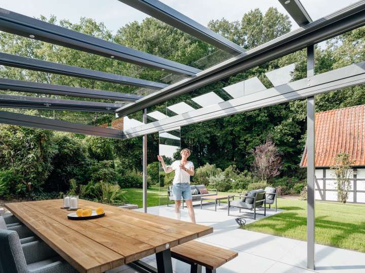 Die seitlichen Glaselemente der Terrassenüberdachung lassen sich einfach zur Seite schieben, flexibel öffnen und schließen – je nach Wetterlage.  Bildnachweis: Solarlux GmbH