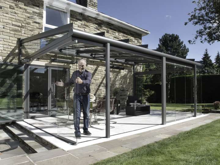 Wenn die Sonne scheint, schiebt der Bauherr die senkrechten Glaselemente einfach auf und genießt den frischen Luftzug.  Bildnachweis: Patrick Procter/ Solarlux GmbH