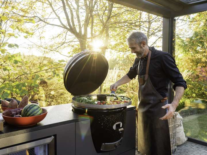 Auch die Grillsaison wird verlängert, denn Outdoor-Küchen können optimal im Glashaus integriert werden.    Bildnachweis: Solarlux GmbH