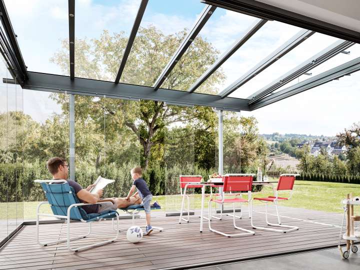 Gläserne Anbauten verbinden Innen- und Außenbereich nahtlos. Entscheidend hierbei ist eine schwellenlose Bodenschiene.   Bildnachweis: Solarlux GmbH