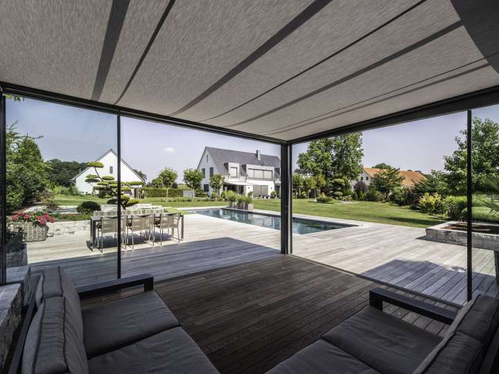Schattenspender bei starkem Wind: Die Unterglas-Markise hält jedem Sturm stand und sorgt für ausreichend Schatten auf der Terrasse.  Bildnachweis: Solarlux GmbH