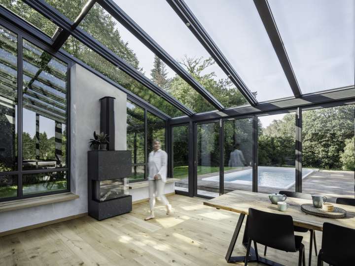 Großzügige Wohnfläche mit Gartenbezug: Die großen Glasflächen vom Solarlux Wintergarten erlauben viel Transparenz und weite Ausblicke in die Natur.  Bildnachweis: Malik Pahlmann für Solarlux GmbH