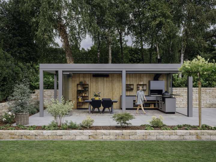 Das Acubis Terrassendach bietet als Glashaus ausreichend Platz für einen gemütlichen Essbereich und eine voll ausgestattete Outdoorküche.   Bildnachweis: Solarlux GmbH