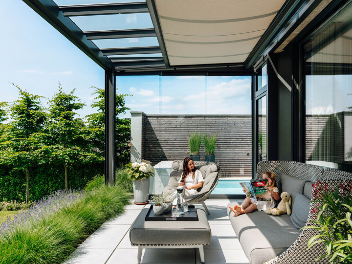 Unterglasmarkisen spenden Schatten, ohne den offenen Charakter des Glashauses zu verändern – ideal für heiße Sommertage mit klarer Sicht nach draußen.  Bildnachweis: Malik Pahlmann für Solarlux GmbH