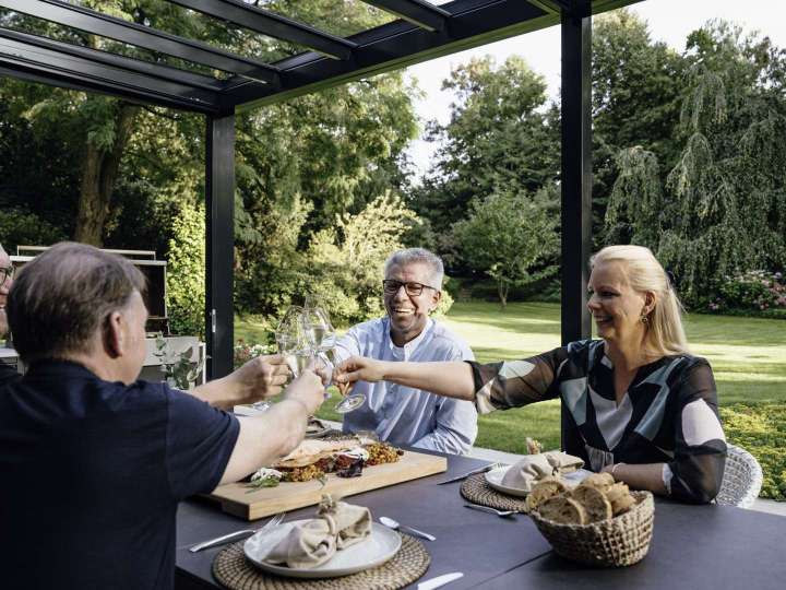 Um schöne Sommerabende auf der Terrasse bei Wind und Wetter genießen zu können, sollte die Planung der Terrassenüberdachung so früh wie möglich beginnen.     Bildnachweis: Malik Pahlmann für Solarlux GmbH